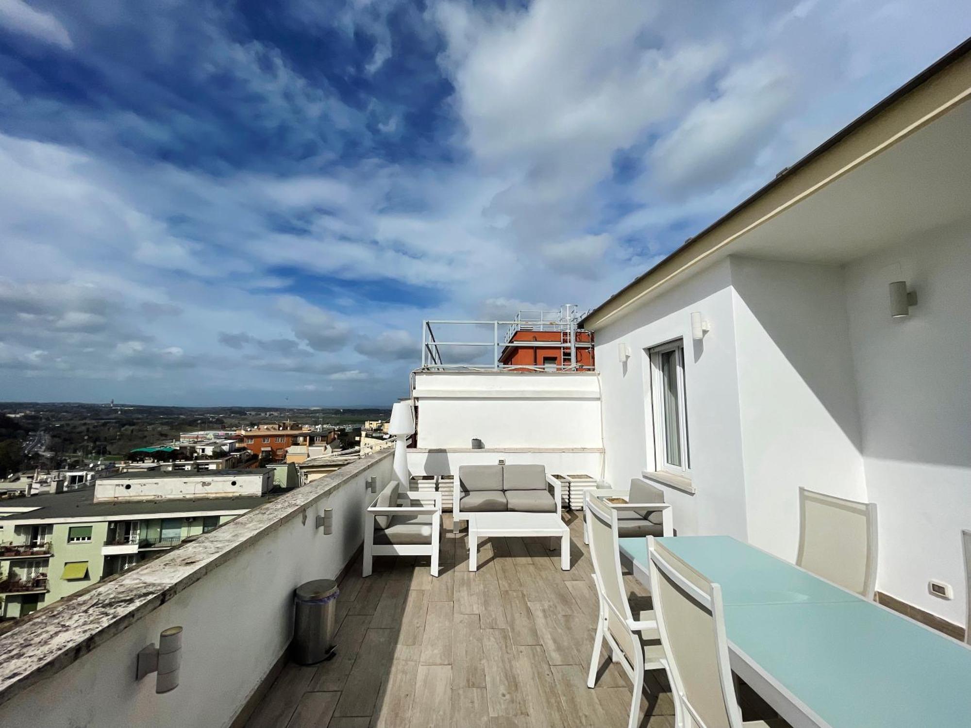 Penthouse With View Of Apartment *